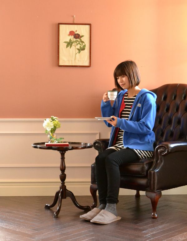 アンティーク家具　イギリスの小さなアンティーク家具、丸い天板のワインテーブル。玄関で花器を飾ったり、ソファの前に持ってくれば、ちょうどいいサイドテーブルに。(q-417-f)