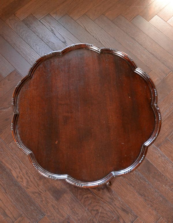 アンティーク家具　イギリスの小さなアンティーク家具、丸い天板のワインテーブル。縁のデザインが可愛い真ん丸な天板。(q-417-f)