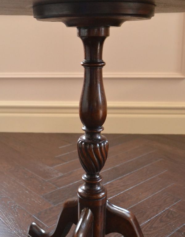 アンティーク家具　イギリスの小さなアンティーク家具、丸い天板のワインテーブル。１つ１つキレイな装飾には、思わずうっとりしてしまいます。(q-417-f)