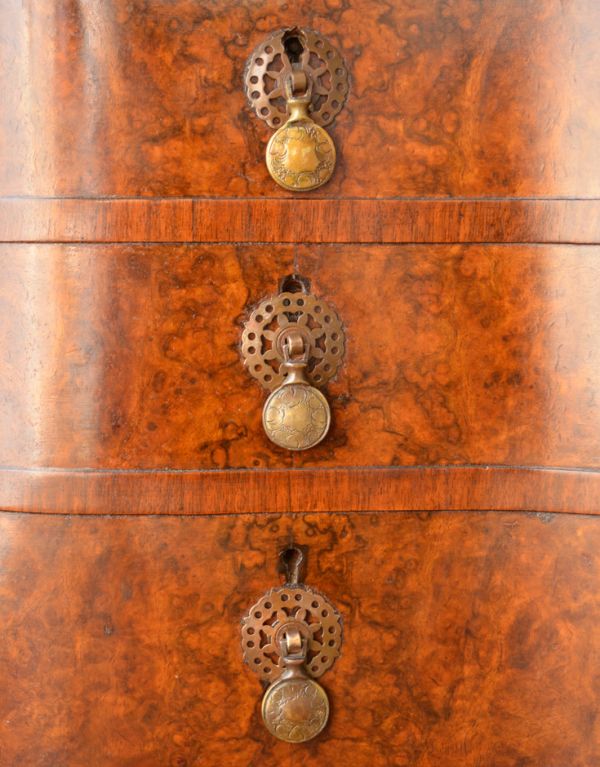 アンティーク家具　イギリスのアンティーク家具、ウォルナット材のチェストオブドロワーズ。扉の取っ手も、形、装飾共に言うことなしの美しいデザイン。(q-418-f)