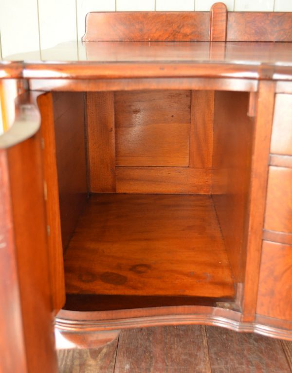 アンティーク家具　イギリスのアンティーク家具、ウォルナット材のチェストオブドロワーズ。扉の中もしっかりメンテナンスしてからお届けしますので安心してお使いいただけます。(q-418-f)