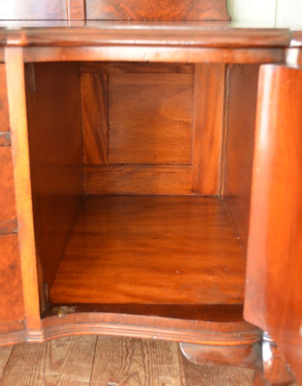 アンティーク家具　イギリスのアンティーク家具、ウォルナット材のチェストオブドロワーズ。左右共に、扉内には棚板がありません。(q-418-f)