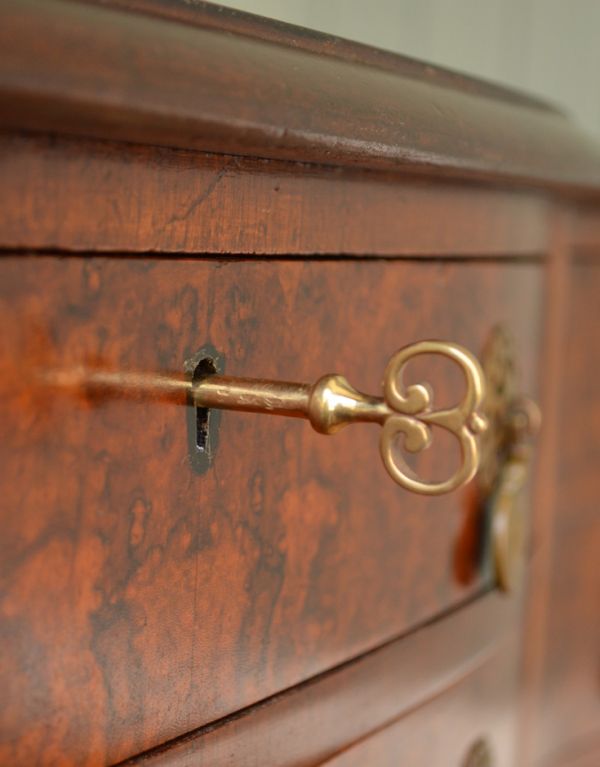 アンティーク家具　イギリスのアンティーク家具、ウォルナット材のチェストオブドロワーズ。扉、引き出しそれぞれに鍵穴が付いています。(q-418-f)
