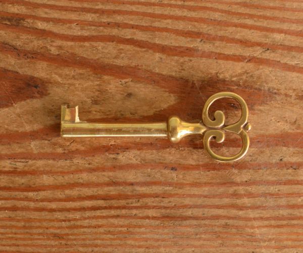 アンティーク家具　イギリスのアンティーク家具、ウォルナット材のチェストオブドロワーズ。アンティークの鍵です。(q-418-f)