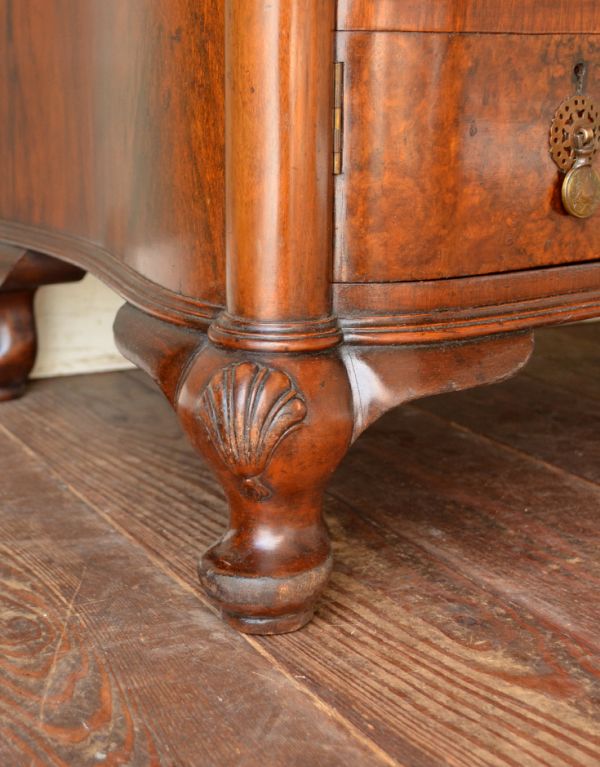 アンティーク家具　イギリスのアンティーク家具、ウォルナット材のチェストオブドロワーズ。安定感のある脚がしっかり支えます。(q-418-f)