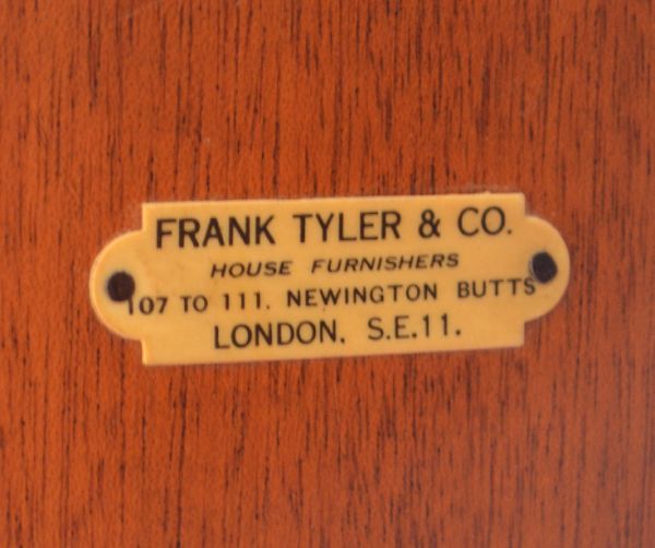 アンティーク家具　イギリスのアンティーク家具、ウォルナット材のチェストオブドロワーズ。家具メーカーのものと思われるタグが残っていました。(q-418-f)