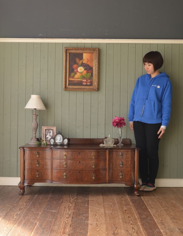 アンティーク家具　イギリスのアンティーク家具、ウォルナット材のチェストオブドロワーズ。他の家具とのバランスもとりやすく、飽きずに長くお使い頂けます。(q-418-f)