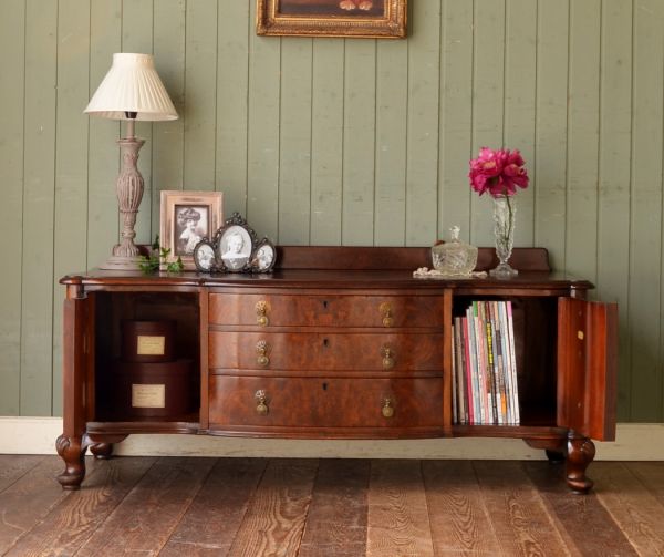 アンティーク家具　イギリスのアンティーク家具、ウォルナット材のチェストオブドロワーズ。扉の奥には見せたくないものを収納できます！生活感のあるものは、引き出しと扉の奥に何でも収納しちゃいましょう。(q-418-f)