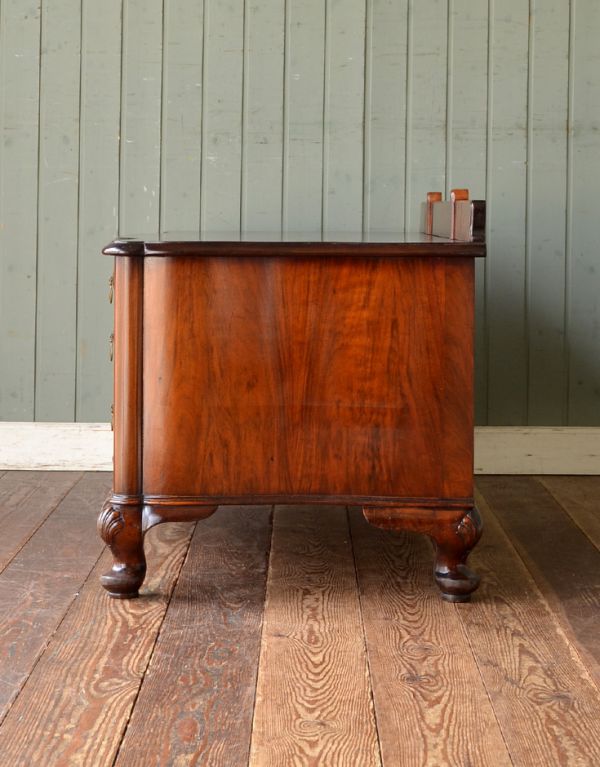 アンティーク家具　イギリスのアンティーク家具、ウォルナット材のチェストオブドロワーズ。サイドから見ても絵になります。(q-418-f)