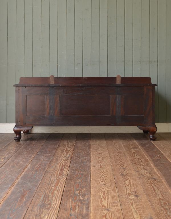 アンティーク家具　イギリスのアンティーク家具、ウォルナット材のチェストオブドロワーズ。裏から見るとこんな感じです。(q-418-f)