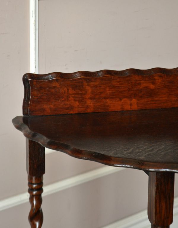 ロイドテーブル アンティーク家具 小さなアンティーク家具、英国スタイルのコンソールテーブル。角が丸くなっているので、小さなお子さまがいるお家でも安心してお使い頂けます。(q-419-f)