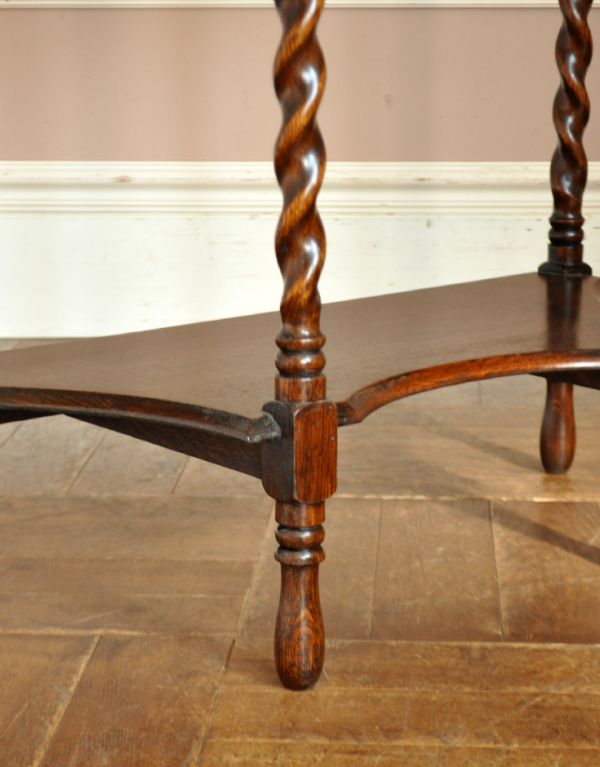 ロイドテーブル アンティーク家具 小さなアンティーク家具、英国スタイルのコンソールテーブル。丸い足先が可愛らしいです。(q-419-f)