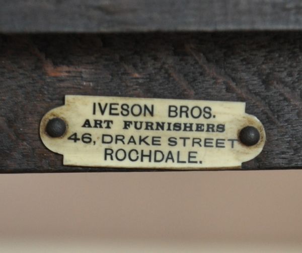 ロイドテーブル アンティーク家具 小さなアンティーク家具、英国スタイルのコンソールテーブル。家具メーカーとのものと思われるタグが残っていました。(q-419-f)