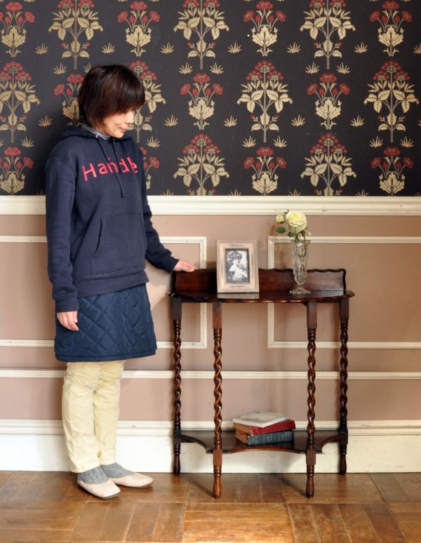 ロイドテーブル アンティーク家具 小さなアンティーク家具、英国スタイルのコンソールテーブル。そっと壁に付けて置くだけで、オシャレな雰囲気に。(q-419-f)