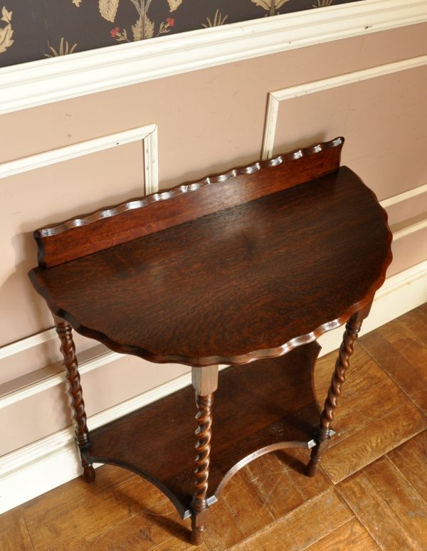 ロイドテーブル アンティーク家具 小さなアンティーク家具、英国スタイルのコンソールテーブル。天板もキレイに仕上げました。(q-419-f)