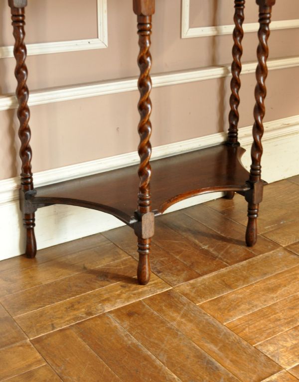 ロイドテーブル アンティーク家具 小さなアンティーク家具、英国スタイルのコンソールテーブル。下にも棚が付いています。(q-419-f)