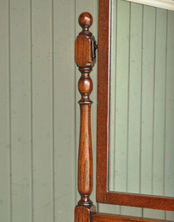 サイドバイサイド　アンティーク家具　英国スタイルのアンティーク家具、おしゃれなドレッサーチェスト。木で繊細なデザインが彫ってあります。(q-422-f)