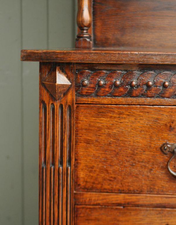 サイドバイサイド　アンティーク家具　英国スタイルのアンティーク家具、おしゃれなドレッサーチェスト。細やかな装飾が美しいので、見ているだけでうっとりしちゃいます。(q-422-f)