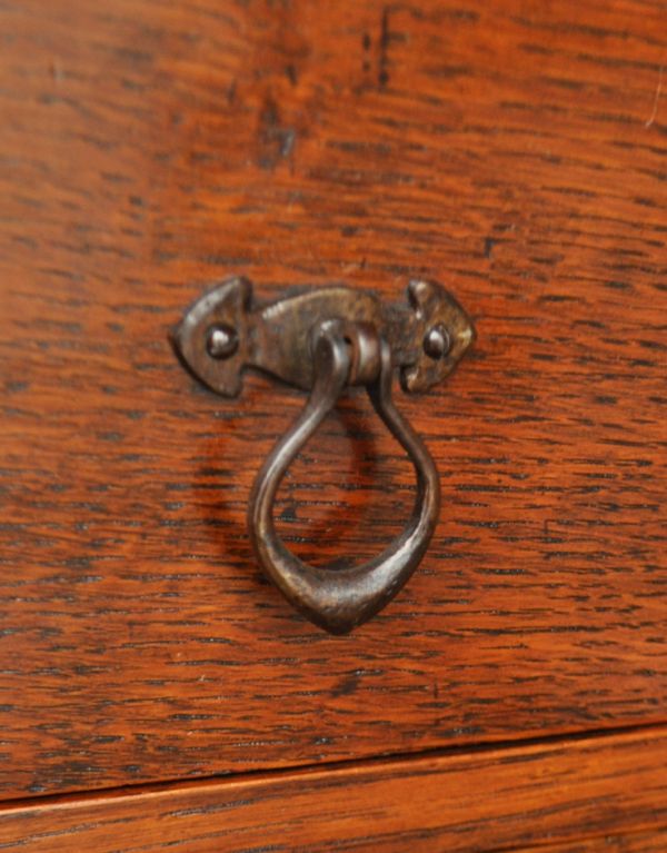 サイドバイサイド　アンティーク家具　英国スタイルのアンティーク家具、おしゃれなドレッサーチェスト。引き出しの取っ手です。(q-422-f)