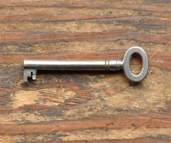 サイドバイサイド　アンティーク家具　英国スタイルのアンティーク家具、おしゃれなドレッサーチェスト。２つの引き出しに共通で使えるアンティークの鍵です。(q-422-f)