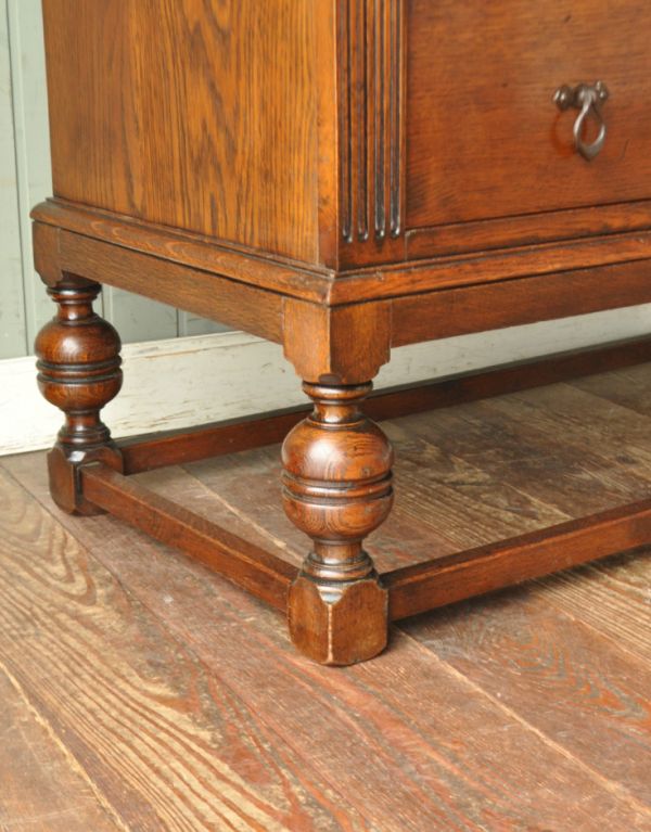 サイドバイサイド　アンティーク家具　英国スタイルのアンティーク家具、おしゃれなドレッサーチェスト。脚がすっきりしているのでお掃除も楽ですよ。(q-422-f)