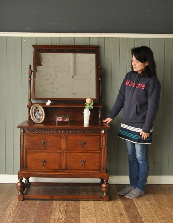 サイドバイサイド　アンティーク家具　英国スタイルのアンティーク家具、おしゃれなドレッサーチェスト。幅も人気の1ｍないタイプ。(q-422-f)