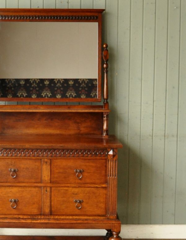 サイドバイサイド　アンティーク家具　英国スタイルのアンティーク家具、おしゃれなドレッサーチェスト。とても美しいオークの木目です。(q-422-f)