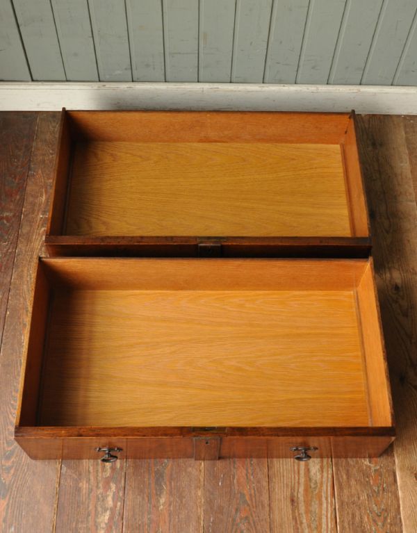 サイドバイサイド　アンティーク家具　英国スタイルのアンティーク家具、おしゃれなドレッサーチェスト。引き出しは２杯。(q-422-f)