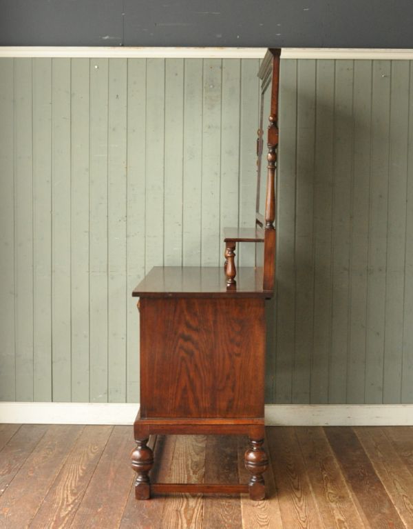 サイドバイサイド　アンティーク家具　英国スタイルのアンティーク家具、おしゃれなドレッサーチェスト。サイドから見ても絵になります。(q-422-f)