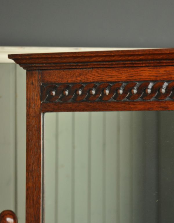 サイドバイサイド　アンティーク家具　英国スタイルのアンティーク家具、おしゃれなドレッサーチェスト。隅々にまで彫りが施されています。(q-422-f)
