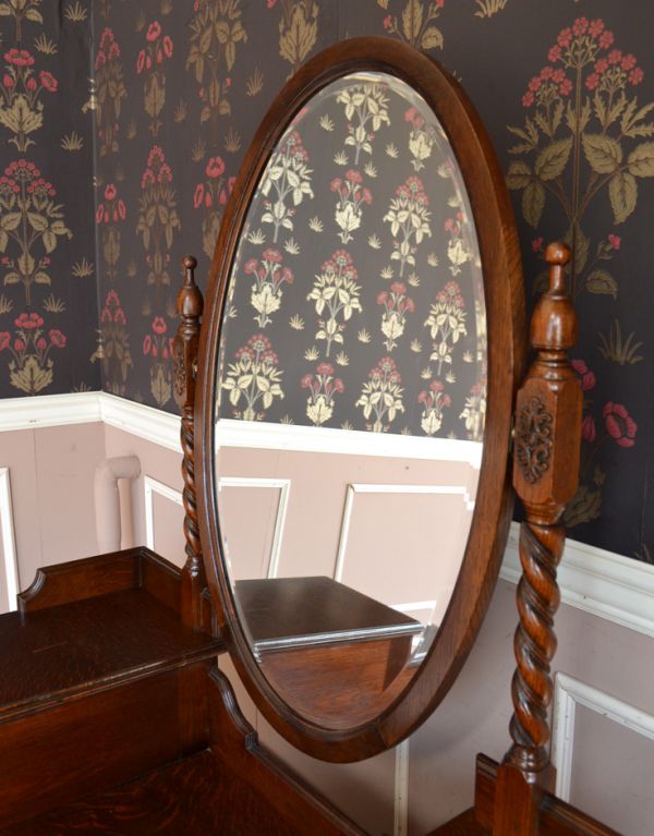 アンティーク家具 大きなミラー付きのアンティーク家具、英国デザインのドレッシングチェスト。大きな鏡はお部屋を広く見せる効果大。(q-423-f)