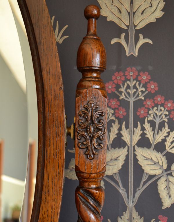 アンティーク家具 大きなミラー付きのアンティーク家具、英国デザインのドレッシングチェスト。ツイストと繊細な彫にウットリ。(q-423-f)