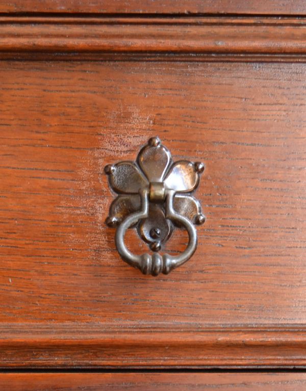 アンティーク家具 大きなミラー付きのアンティーク家具、英国デザインのドレッシングチェスト。リングの取っ手が素敵!アンティークならではの重厚感が出ています。(q-423-f)
