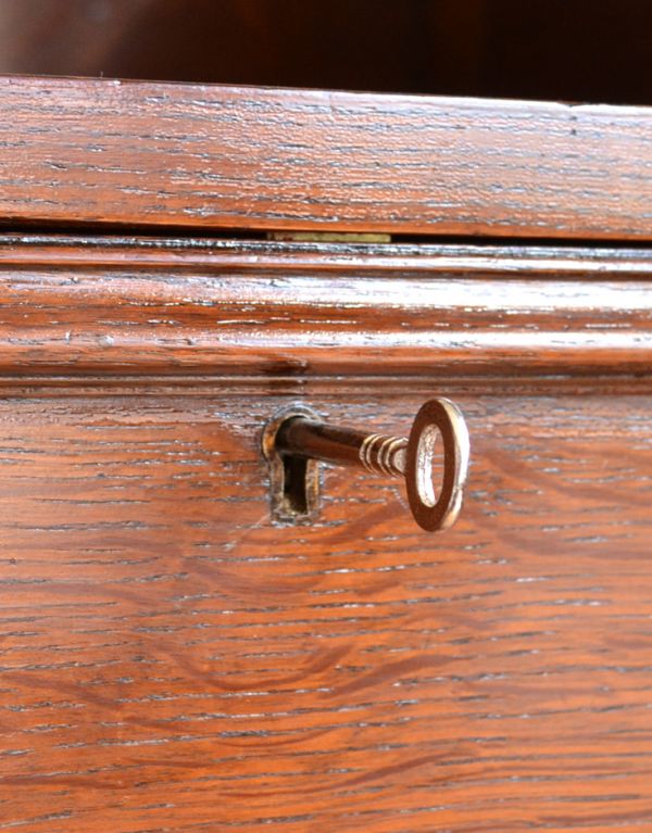 アンティーク家具 大きなミラー付きのアンティーク家具、英国デザインのドレッシングチェスト。大きな引き出し2杯に鍵穴があります。(q-423-f)