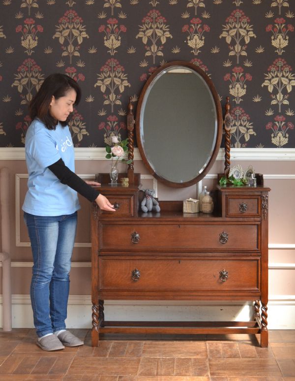 アンティーク家具 大きなミラー付きのアンティーク家具、英国デザインのドレッシングチェスト。落ち着きと品のあるデザイン。(q-423-f)