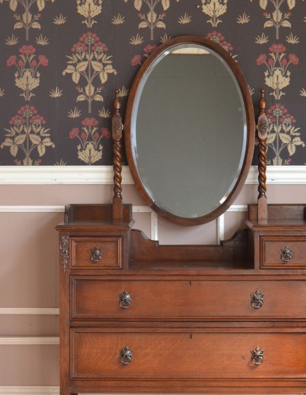 アンティーク家具 大きなミラー付きのアンティーク家具、英国デザインのドレッシングチェスト。大きな引き出しがあるので、しっかり収納!日用品をしまっても、外見が素敵なので絵になるから嬉しい。(q-423-f)