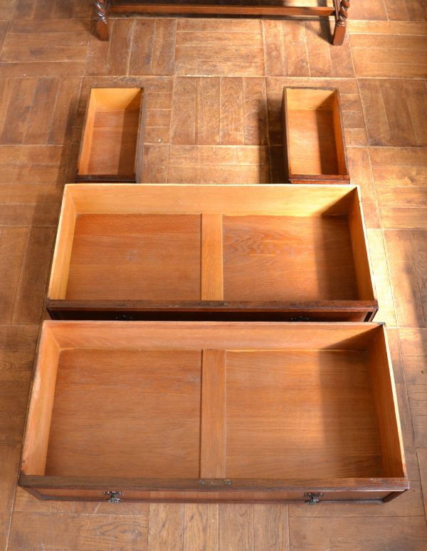 アンティーク家具 大きなミラー付きのアンティーク家具、英国デザインのドレッシングチェスト。引き出しは大2杯、小2杯と、充実しています。(q-423-f)