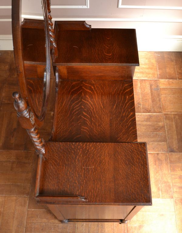 アンティーク家具 大きなミラー付きのアンティーク家具、英国デザインのドレッシングチェスト。天板はピカピカです。(q-423-f)