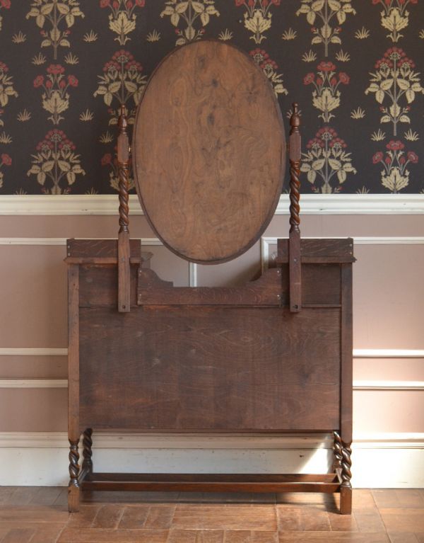 アンティーク家具 大きなミラー付きのアンティーク家具、英国デザインのドレッシングチェスト。裏側もキチンと仕上げているので、キレイな状態です。(q-423-f)