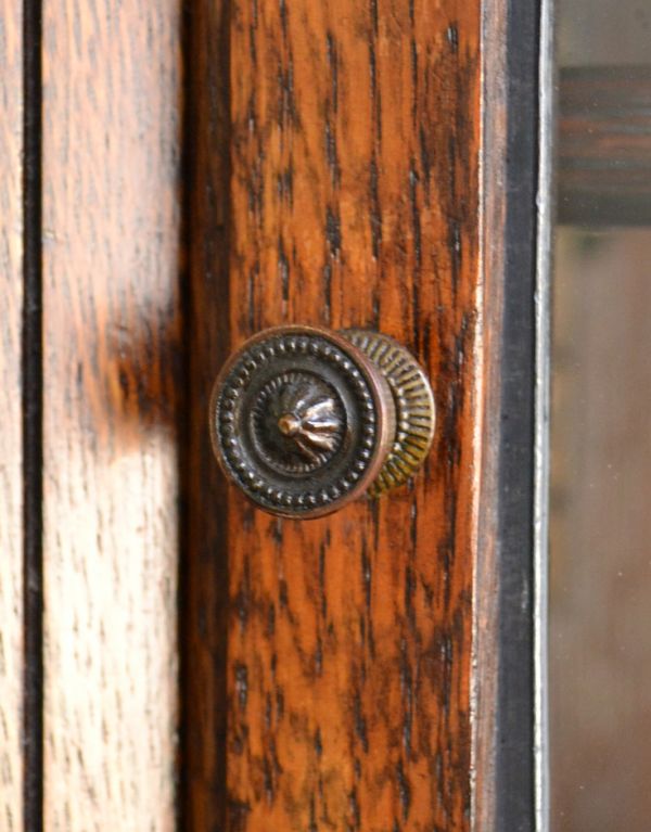 アンティーク家具　お部屋の角に置くアンティーク家具、コーナーガラスキャビネット。ボタンみたいな形の取っ手。(q-424-f)