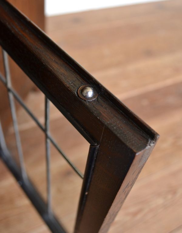 アンティーク家具　お部屋の角に置くアンティーク家具、コーナーガラスキャビネット。扉にはドアキャッチャーが付いているので、開け閉めがスムーズです。(q-424-f)