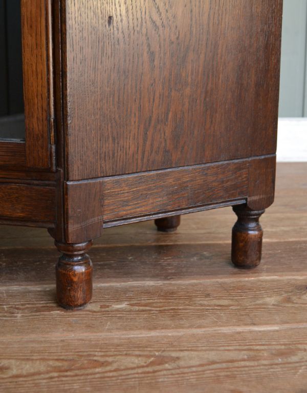 アンティーク家具　お部屋の角に置くアンティーク家具、コーナーガラスキャビネット。美しいカッティングがされた脚が付いています。(q-424-f)