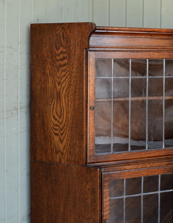 アンティーク家具　お部屋の角に置くアンティーク家具、コーナーガラスキャビネット。細やかで繊細な装飾。(q-424-f)