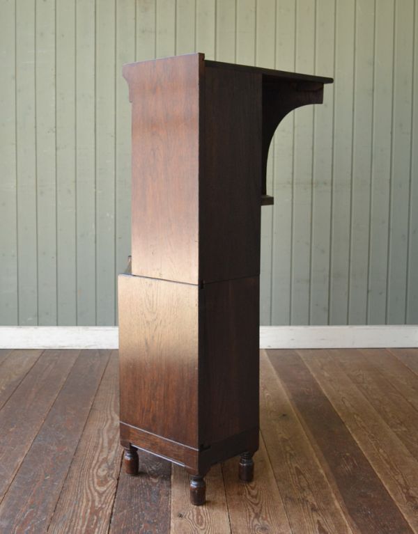 アンティーク家具　お部屋の角に置くアンティーク家具、コーナーガラスキャビネット。丈夫に作られているので、長くお使いいただけます。(q-424-f)