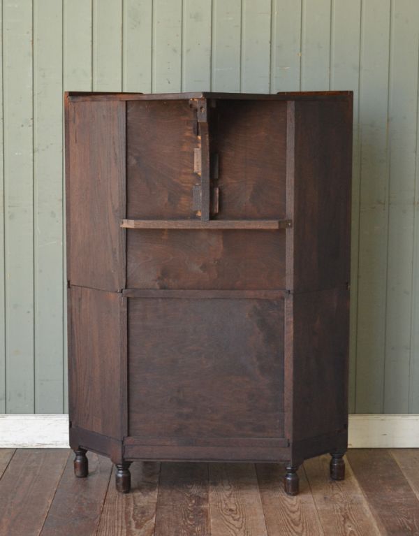 アンティーク家具　お部屋の角に置くアンティーク家具、コーナーガラスキャビネット。裏側もきちんとメンテナンスしているので、キレイな状態です。(q-424-f)