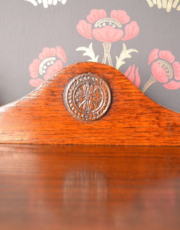 アンティークのキャビネット アンティーク家具 英国のアンティーク収納家具、オーク材を使ったガラスキャビネット。風格と品があるので、リビングはもちろん、和室や書斎、客間にも最適。(q-425-f)