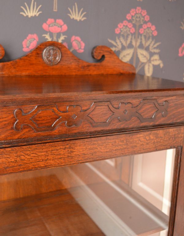 アンティークのキャビネット アンティーク家具 英国のアンティーク収納家具、オーク材を使ったガラスキャビネット。アンティークならではの風合いをお楽しみください。(q-425-f)