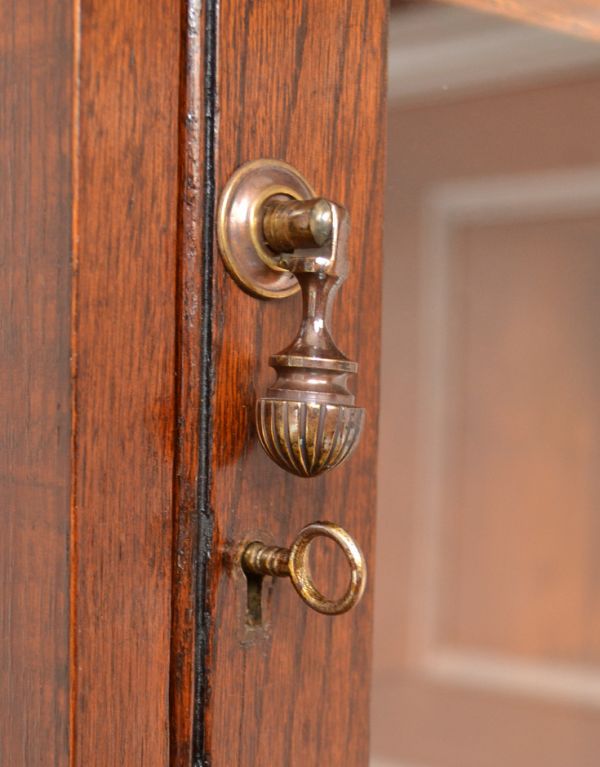 アンティークのキャビネット アンティーク家具 英国のアンティーク収納家具、オーク材を使ったガラスキャビネット。鍵は使えます。(q-425-f)