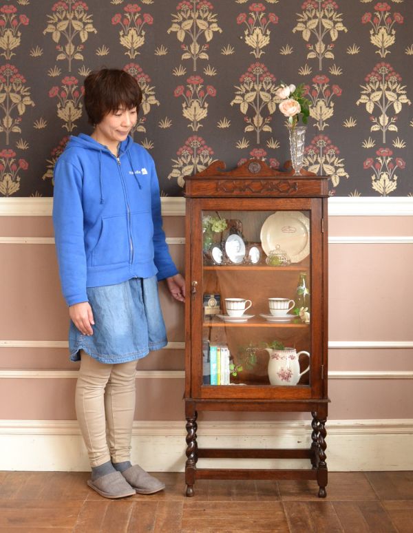 アンティークのキャビネット アンティーク家具 英国のアンティーク収納家具、オーク材を使ったガラスキャビネット。小さめの飾り棚なので、リビングや寝室、玄関などで試してみてください。(q-425-f)