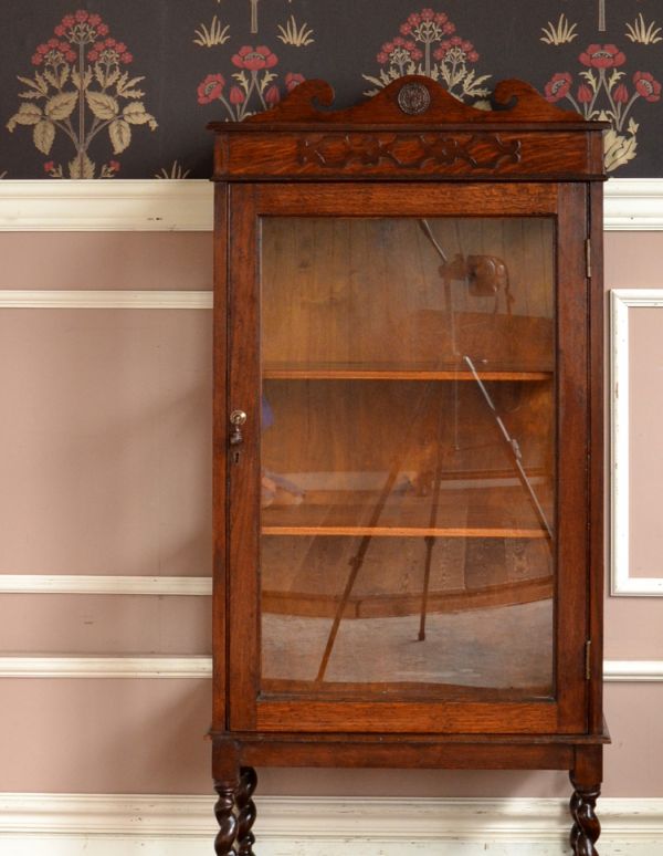 アンティークのキャビネット アンティーク家具 英国のアンティーク収納家具、オーク材を使ったガラスキャビネット。どんなものを飾っても、素敵に見えてしまうキャビネット。(q-425-f)